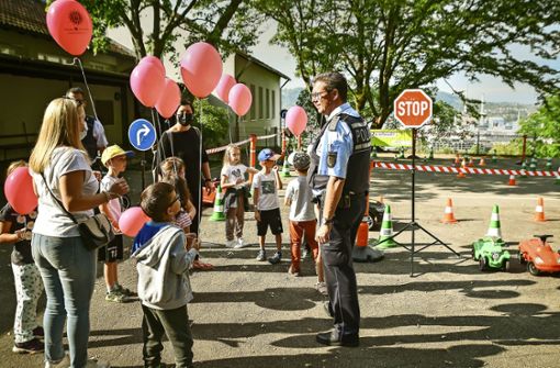 Spielerisch lernen die Kinder von der Verkehrspolizei, wie sie den Schulweg sicher bewerkstelligen. Foto: Lichtgut//Ferdinando Iannone