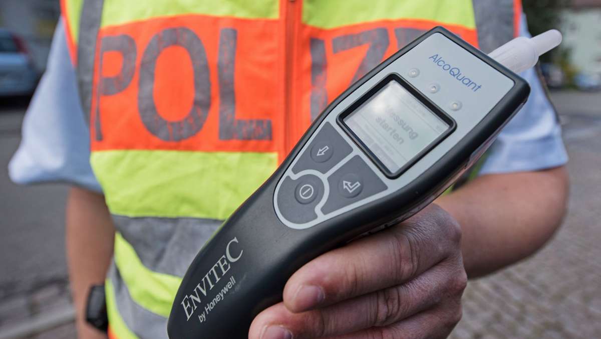 Wernau: Betrunkene Fahrerin prallt gegen Leitplanke – 10.000 Euro Schaden