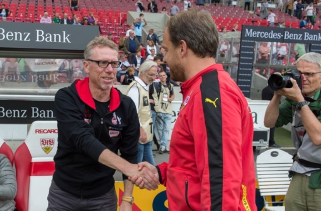 VfB-Trainer Alexander Zorniger (links) begrüßt Köln-Coach Peter Stöger.
