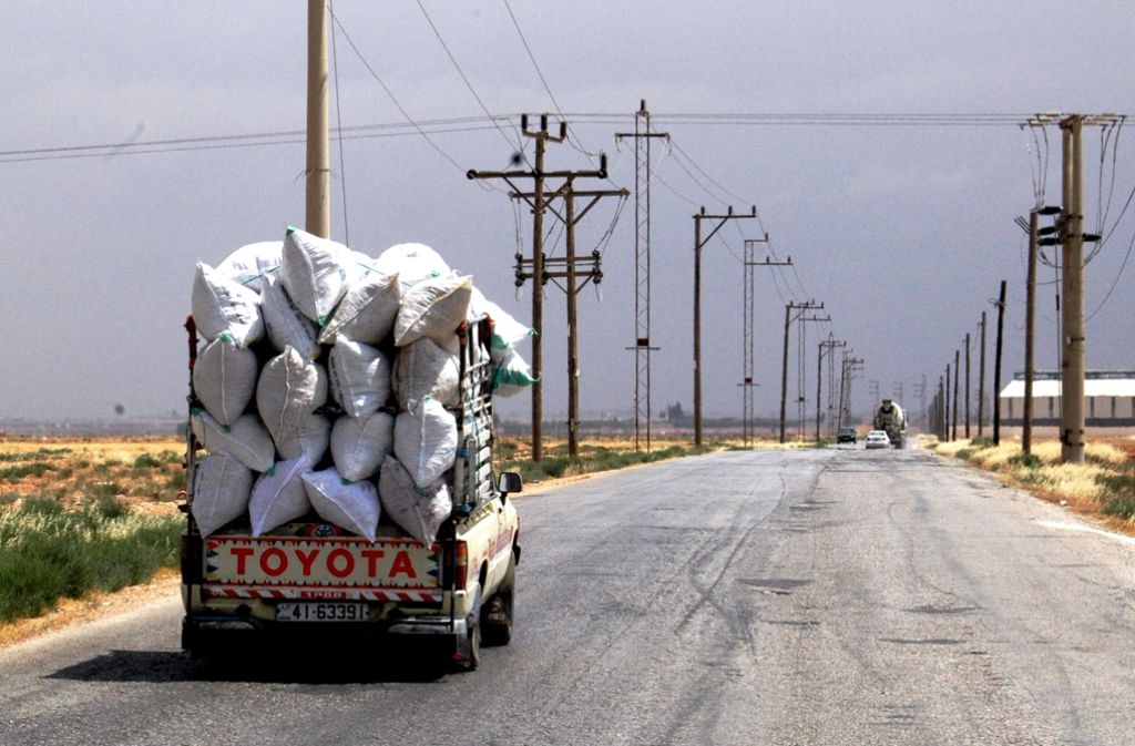 Mit Pickups werden die Waren nach Zaatari transportiert, die dort dann auf dem Champs-Elysée weiter verkauft werden.