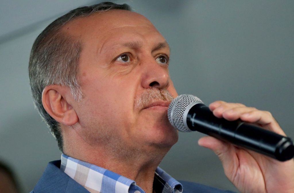 Gegen 3.30 Uhr: Erdogan tritt erstmals seit Beginn des Putschversuches öffentlich auf, auf dem Atatürk-Flughafen in Istanbul. Er sagt, er sei in Marmaris an der türkischen Ägäis-Küste gewesen. Unmittelbar nach seiner Abreise von dort hätten die Putschisten „diesen Ort leider genauso bombardiert“.