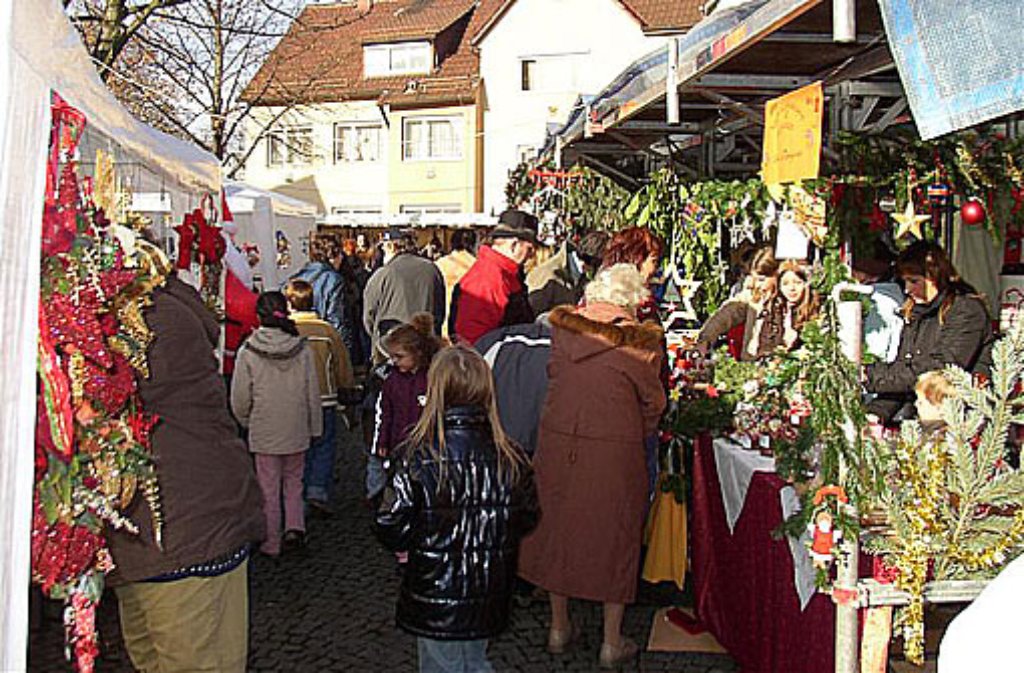 Eine Runde über den Weihnachtsmarkt in Stuttgart-Zazenhausen kann man am Samstag, 1. Dezember, von 11 Uhr bis 17 Uhr drehen. Die Stände sind auf dem Kirchplatz aufgebaut und auch der Nikolaus hat sein Kommen angekündigt.