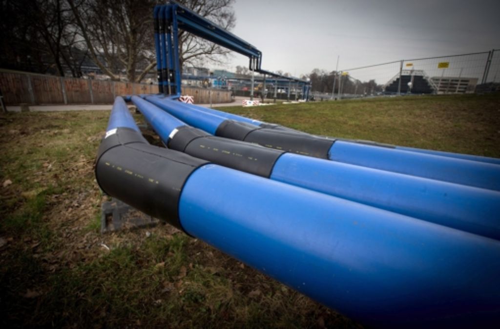 Wie sauber ist das Grundwasser, das durch die blauen Rohre fließt? Foto: Achim Zweygarth
