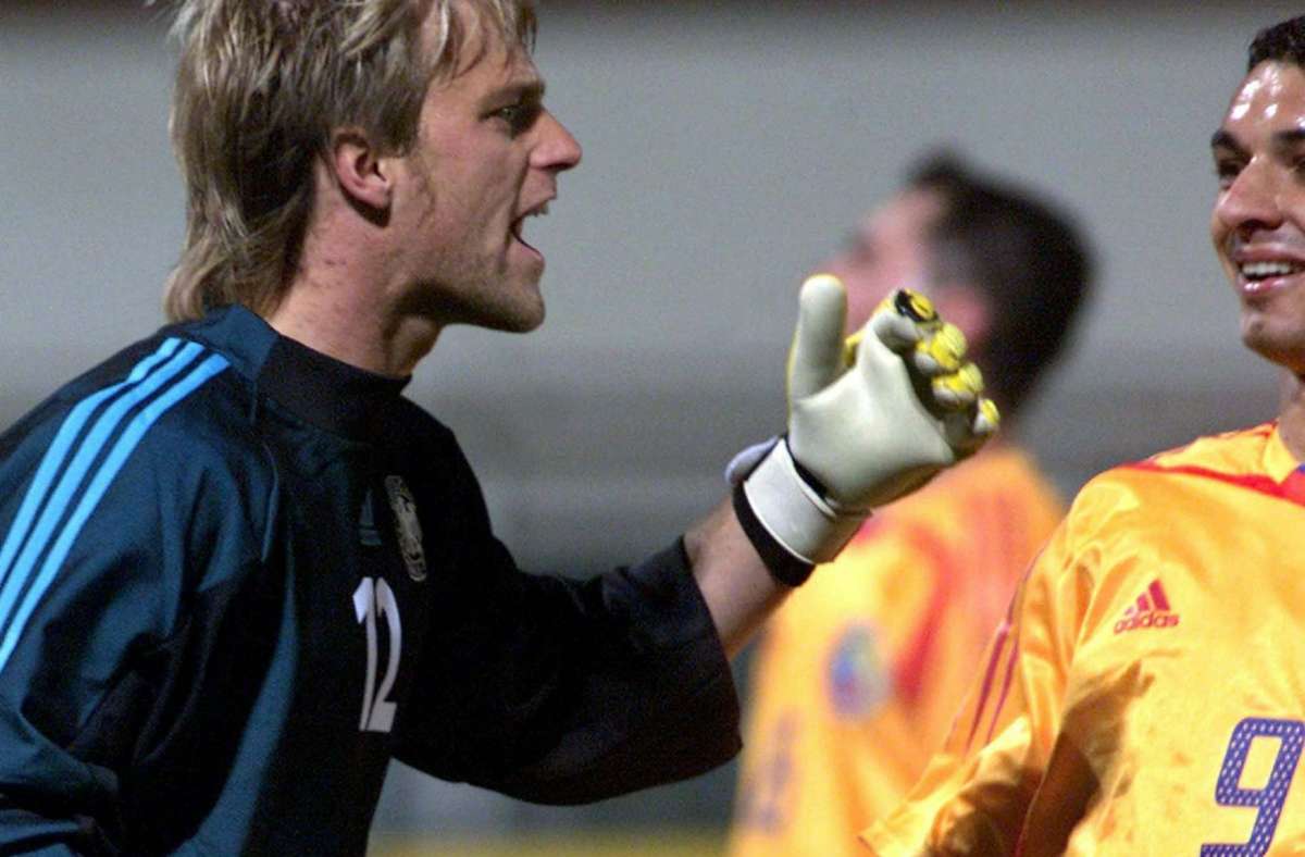 Am 18. April 2004 verliert Deutschland in Bukarest mit 1:5 gegen Rumänien. Torhüter Timo Hildebrand (links) regt sich über seinen VfB-Kollegen Viorel Ganea auf.