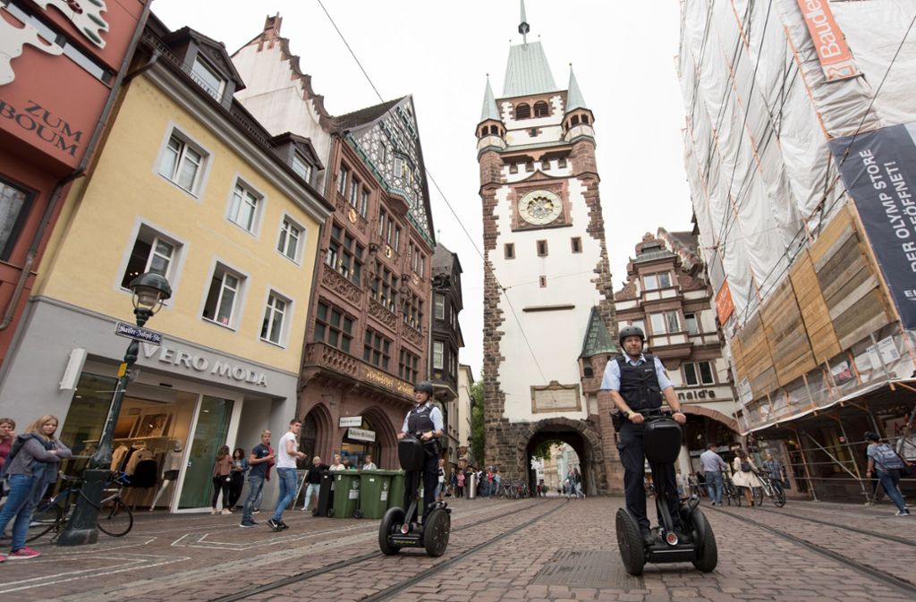 ...werden Polizisten in Freiburg in den kommenden zwei Monaten testweise mit zwei Segways durch die Altstadt fahren.