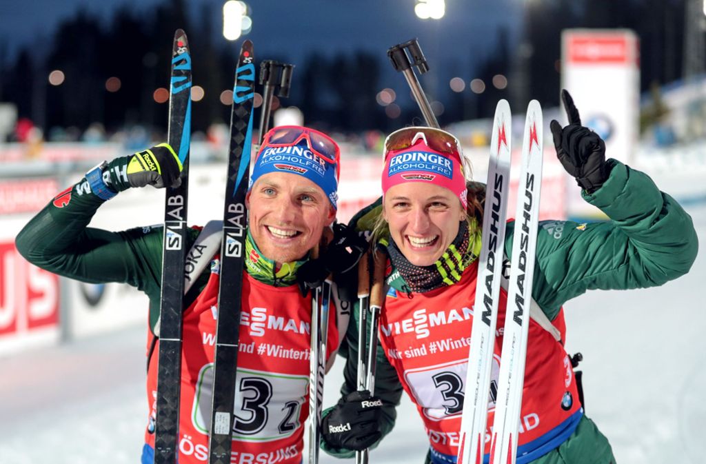 Die Staffel aus vier Männern oder Frauen gibt es beim Biathlon schon seit etlichen Jahren. Die Austragung als gemischte Vierer-Staffel hat eine jüngere Geschichte. Und erst seit 2015 gibt es die Single-Mixed-Staffel, bei der ein Mann und eine Frau gemeinsam in die Loipe gehen. Erik Lesser und Vanessa Hinz (Bild) freuten sich 2017 über Platz zwei in Schweden.