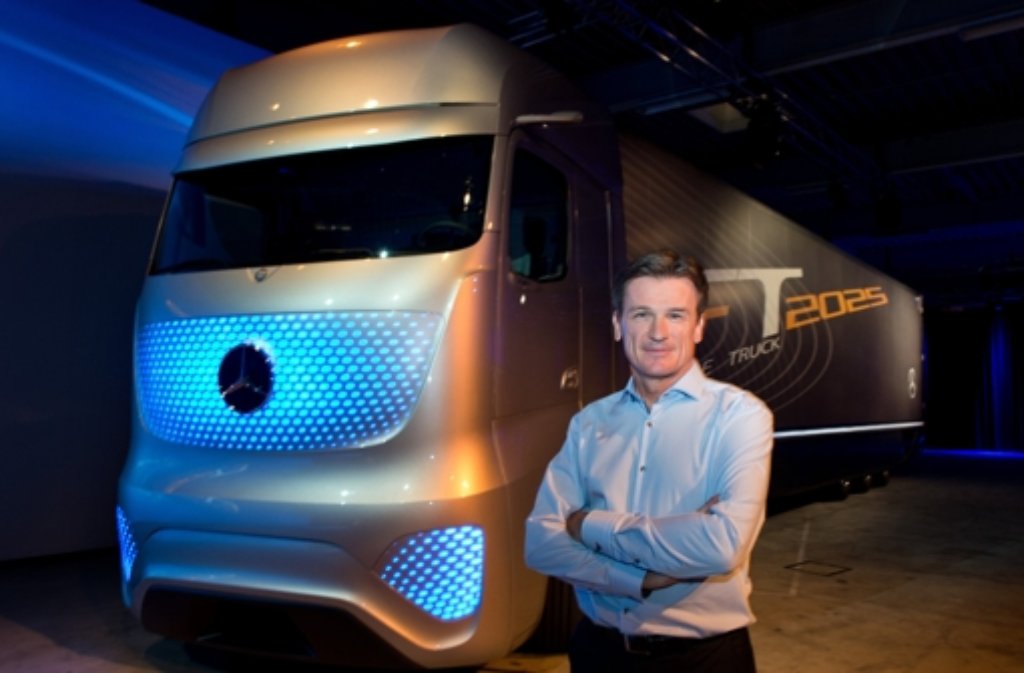 Ein Laster, der kompett autonom fährt? Diese Zukunftsvision heißt bei Mercedes "Future Truck 2025". Wolfgang Bernhard, Vorstandsmitglied der Daimler AG für den Geschäftsbereich "Trucks and Busses", stellt das Gefährt auf der IAA-Nutzfahrzeuge vor.