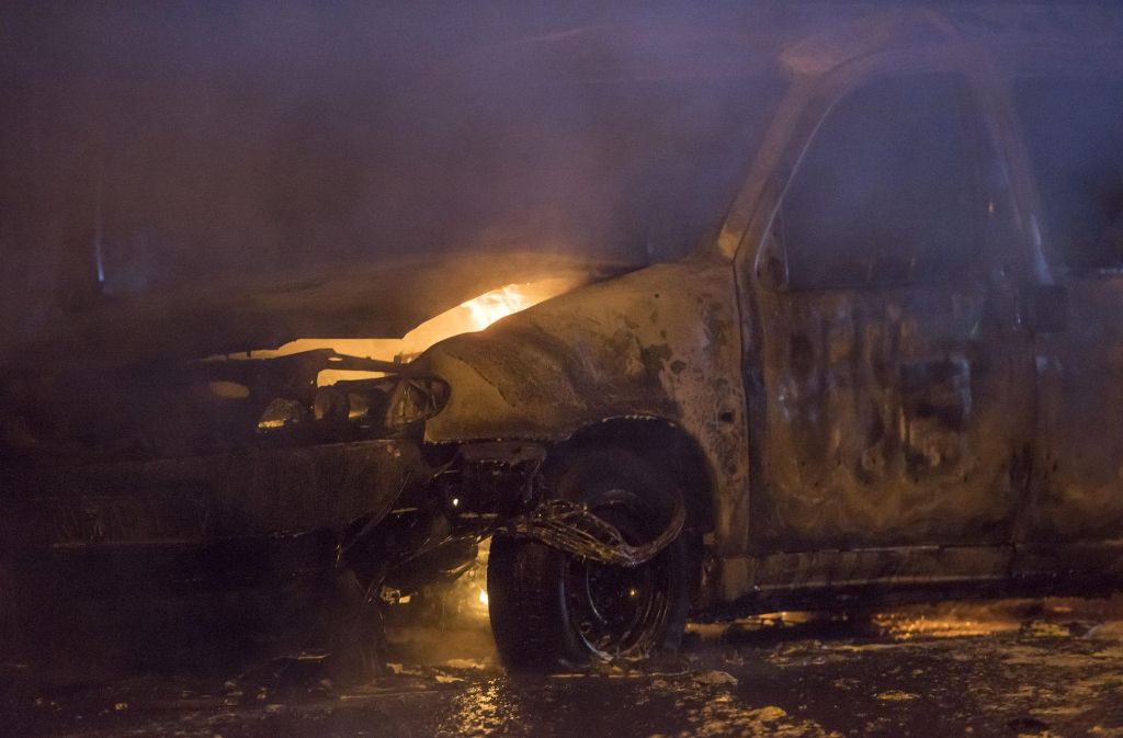 Zeugen bemerken ein lichterloh brennendes Auto im Stuttgarter Süden.