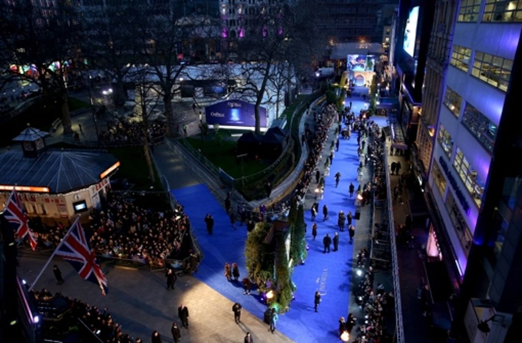 Am Donnerstagabend feierte die Neuverfilmung von Cinderella in London auf dem blauen Teppich Premiere.