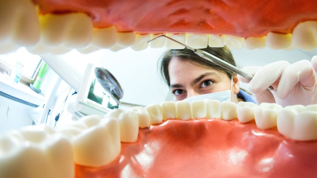 Großbritannien: Zahnprothese steckt Rentner  tagelang im Hals  fest