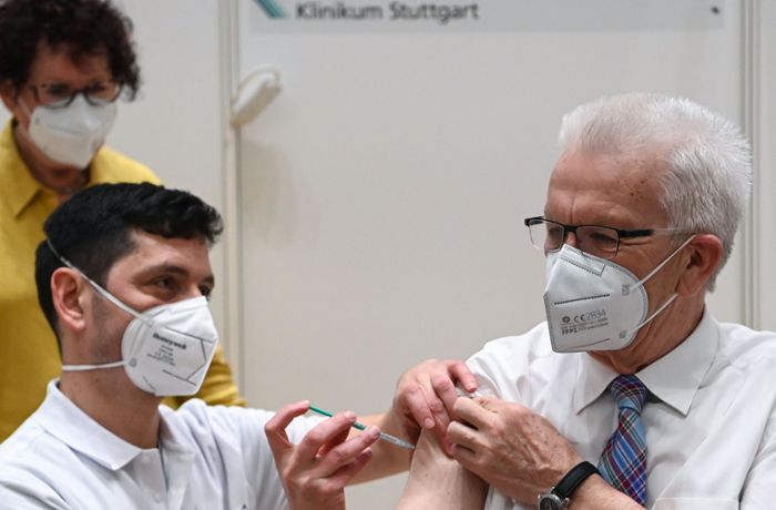 Kretschmann lässt sich als erster Ministerpräsident impfen