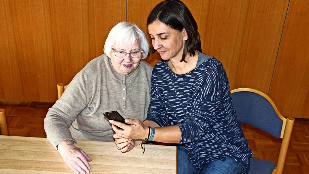  Seit sie von einem ihrer Söhne ein Smartphone geschenkt bekommen hat, möchte die 83-jährige Barbara Müller das Gerät nicht mehr missen. Ihr Wissen gibt die Seniorin bei der Handy-Sprechstunde der Arbeiterwohlfart weiter. 