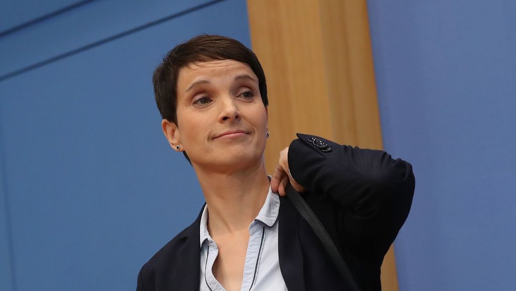  Was macht Frauke Petry nach der Ankündigung, sie werde nicht Mitglied der AfD-Bundestagsfraktion sein. Sie könnte eine eigene Partei gründen, das ist in Deutschland relativ einfach. 