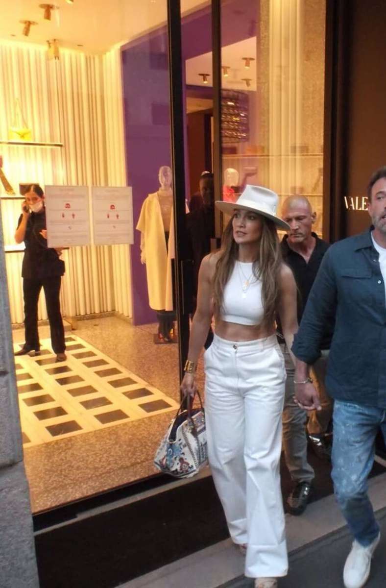 Jennifer Lopez zeigte sich beim Shopping mit ihrem Mann Ben Affleck diesen Sommer in weißer Schlaghose. Ein Trend aus den 60ern und 70ern, der dieses Jahr wieder angesagt ist.