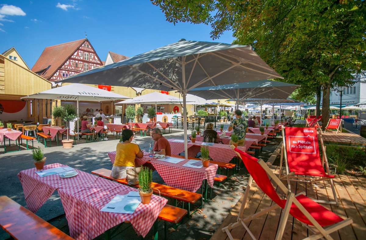 Die Hitze sorgte auch dafür, dass in den Mittagsstunden nur wenige hitzeunempflindliche Gäste den Weg auf den Esslinger Marktplatzgefunden haben.
