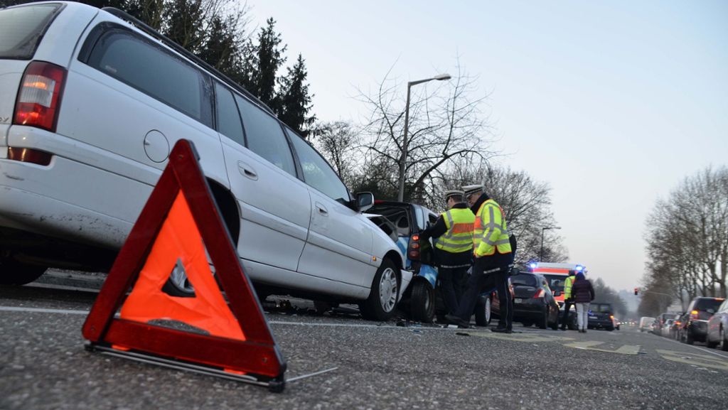 Stuttgart-Hofen: Mehrere Verletzte nach Auffahrunfall im Berufsverkehr