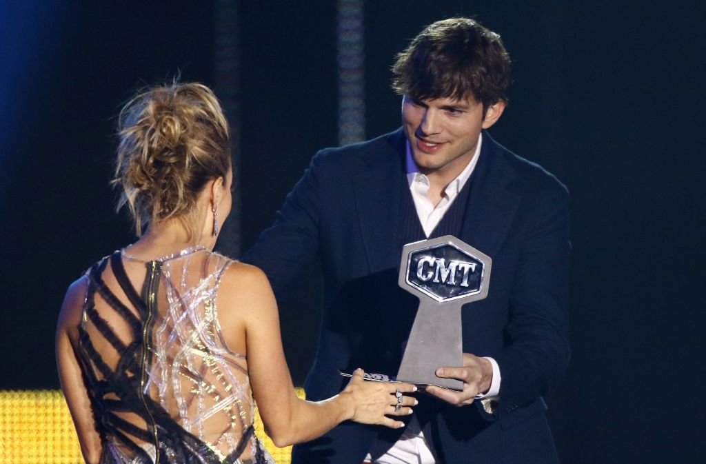 Überreicht wurde der Preis von Schauspieler Ashton Kutcher.