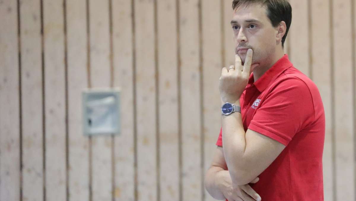  Der ehemalige Profitrainer steht nicht mehr dem Drittliga-Team der Volleyballer des SV Fellbach vor. Jonas Hanenberg führt jetzt allein durch die Übungsabende. 