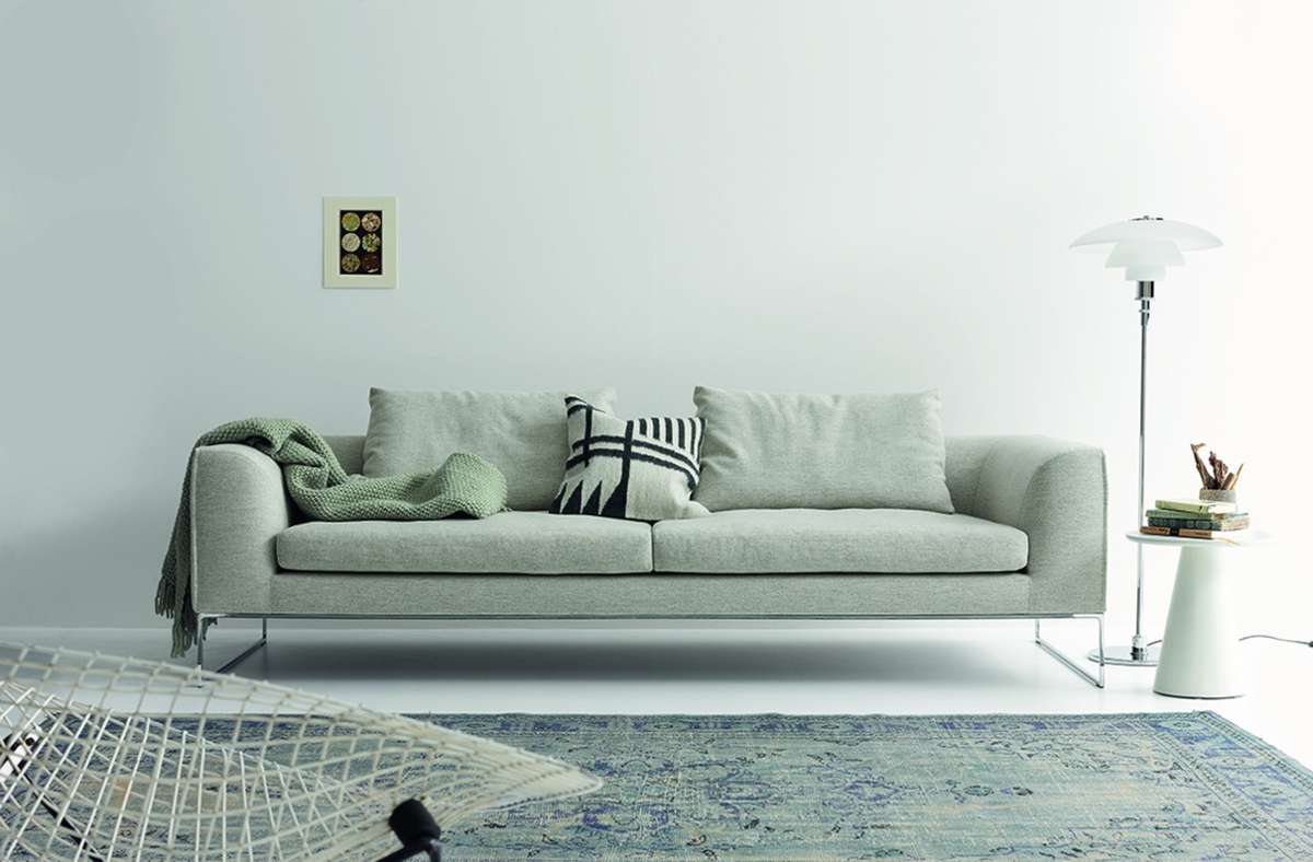 Manche haben es auch gern sehr clean in Beige und Grau mit ein bisschen Schwarz. Sofa „Mell“ von COR, entworfen von Jehs +Laub aus Stuttgart.