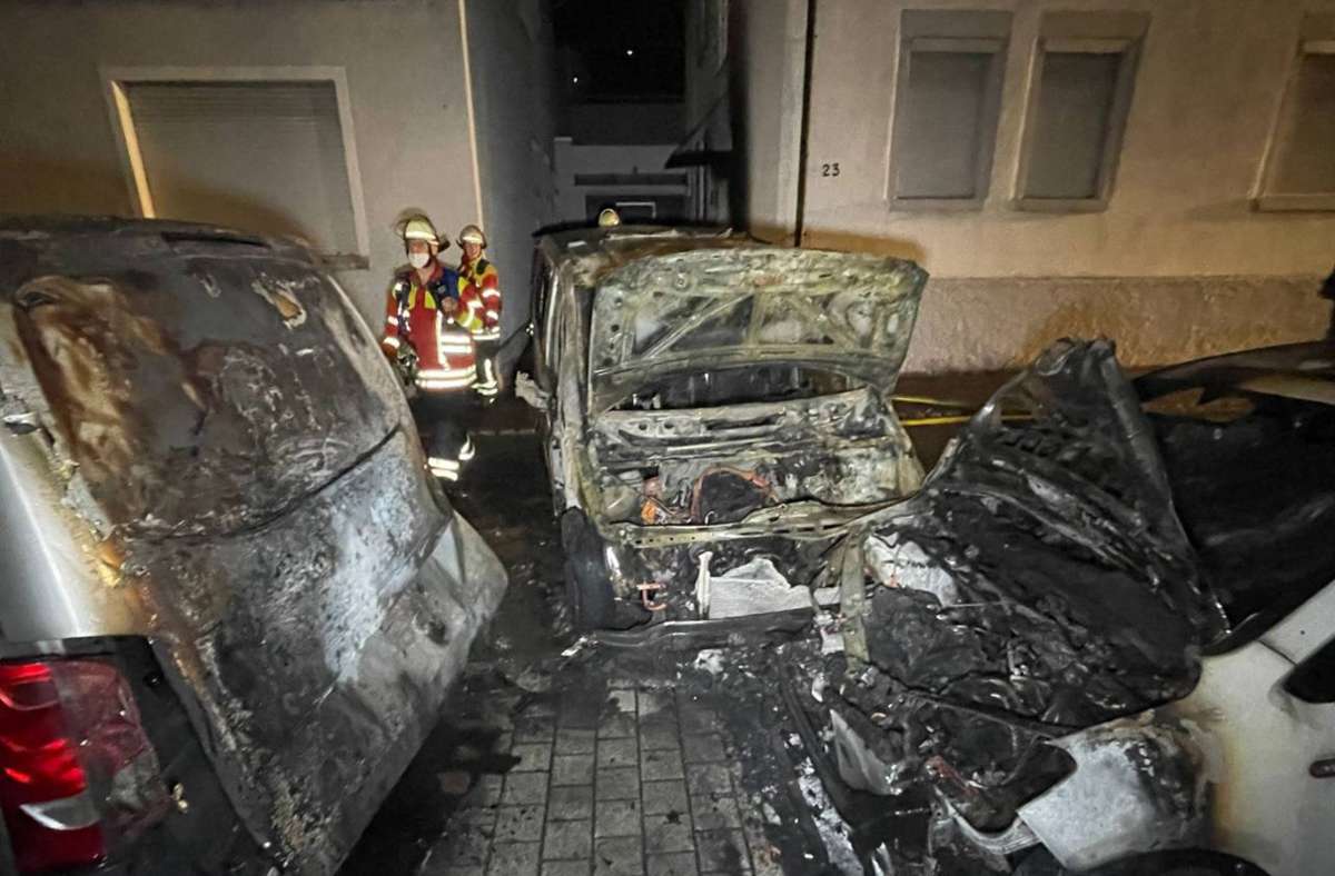 In Kornwestheim brennen drei Autos – darunter ein Leichenwagen.