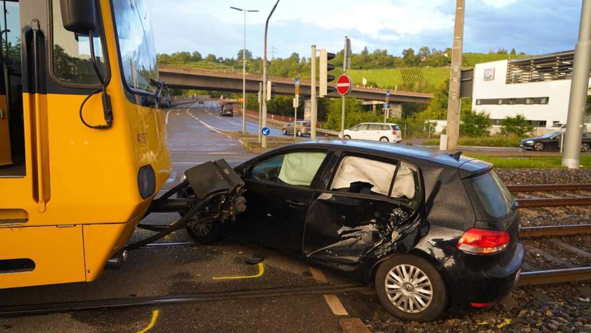 Stadtbahnunfall in Zuffenhausen: Golf und U15 kollidieren – immenser Schaden