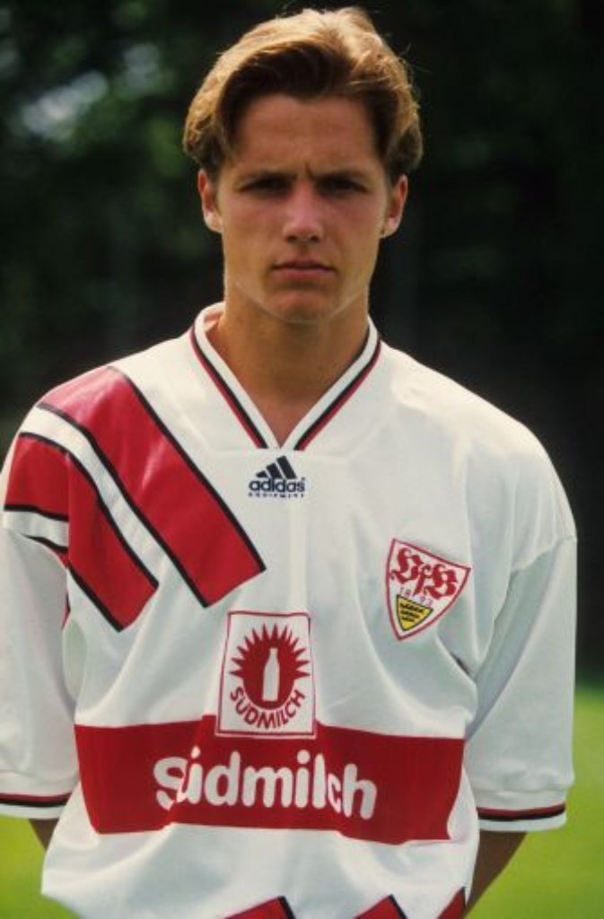 ... wechselte er zum VfB Stuttgart und durchlief dort alle Jugendmannschaften. Mit der U19 des VfB wurde Schneider (Foto: im VfB-Trikot der Saison 1993/94) zwei Mal Deutscher Meister. In der ...