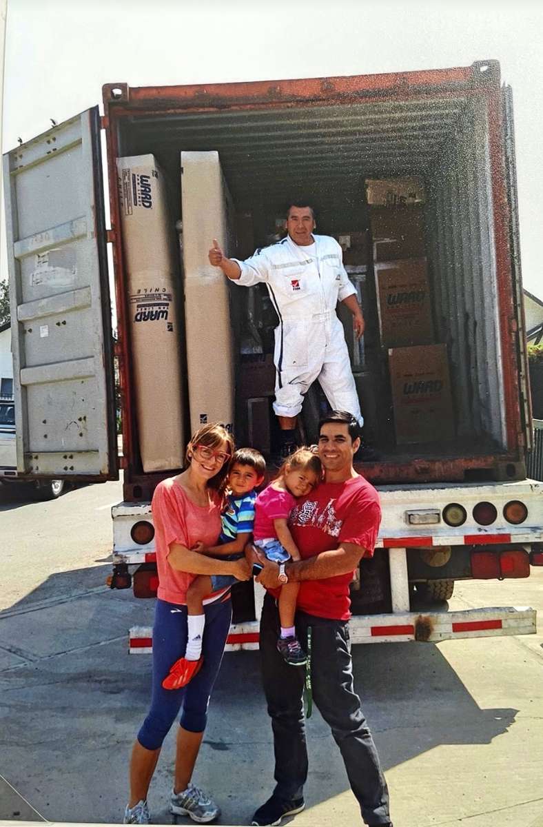 Vor dem Neustart in Deutschland: Michaela Rothermel mit ihrer Familie in Chile beim Packen des Übersee-Containers.
