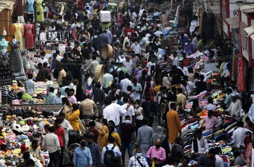 Ein voller Markt in Mumbai in Indien, dem Land mit der zweitgrößten Bevölkerung nach China – insgesamt leben nun acht Milliarden Menschen auf dem Planeten. Foto: dpa/Rajanish Kakade
