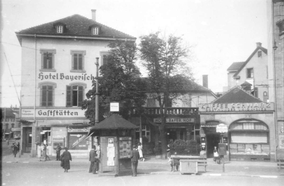 Einen Kiosk am Bahnhofsvorplatz gibt es bis heute. Das Hotel „Bayerischer Hof“ und das „Kaffee Schwarz“ neben dem oben gezeigten Hotel Concordia sind verschwunden. Würden wir nach links weitergehen, kämen wir zur Gaststätte „Schwemme“ aus dem Artikelfoto.