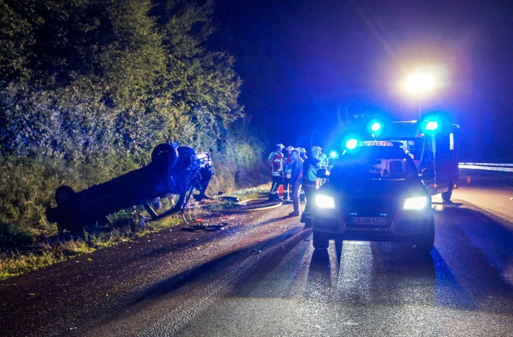 Laut Polizei war der Fahrer gegen 1.30 Uhr auf der rechten Spur der Autobahn in Richtung Stuttgart unterwegs.