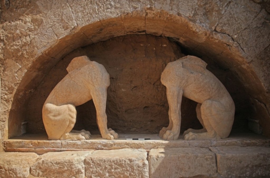 Im August war ein erstes Vorzimmer ausgegraben worden. Dort versperrten zwei Sphinxe Räubern den Weg ins Grabesinnere.