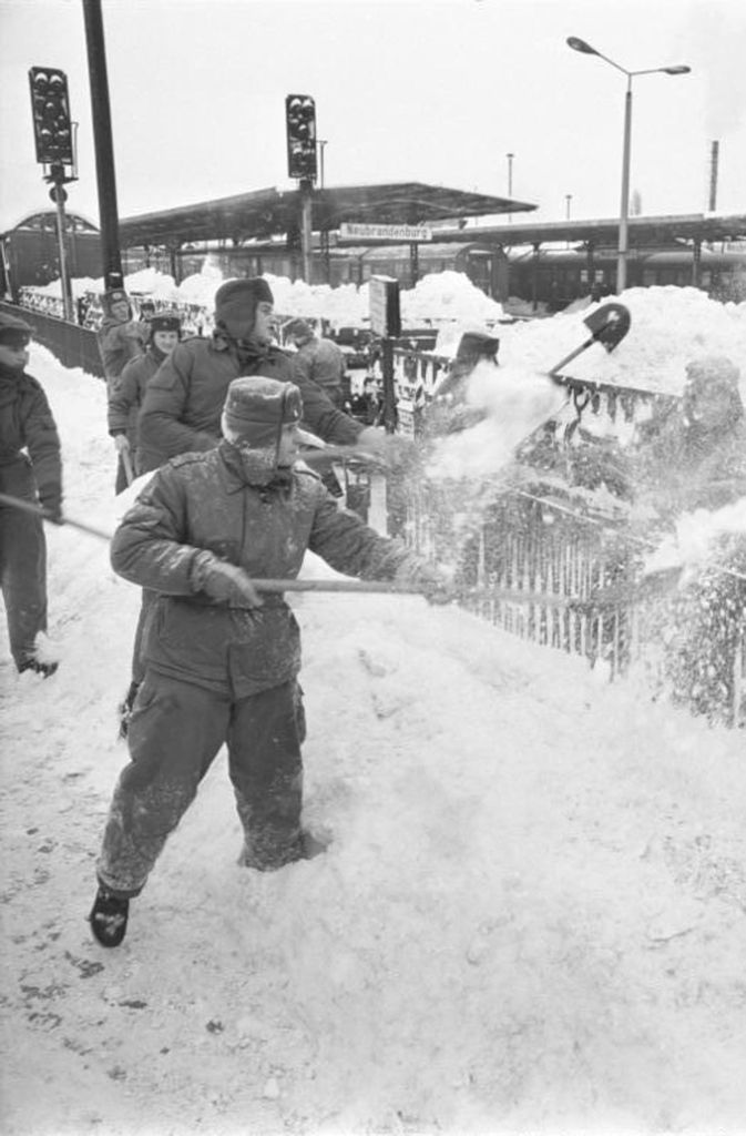 2. Januar 1979: Soldaten der Nationalen Volksarmee der DDR beim Schneeräumen in Neubrandenburg.