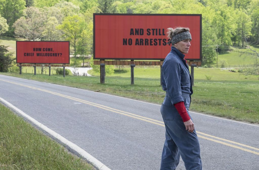 Die Schauspielerin Frances McDormand als Mildred Hayes in einer Szene des Kinofilms „Three Billboards Outside Ebbing, Missouri“ (2018) trägt Blaumann – passend zu ihrer robusten Unerschrockenheit.