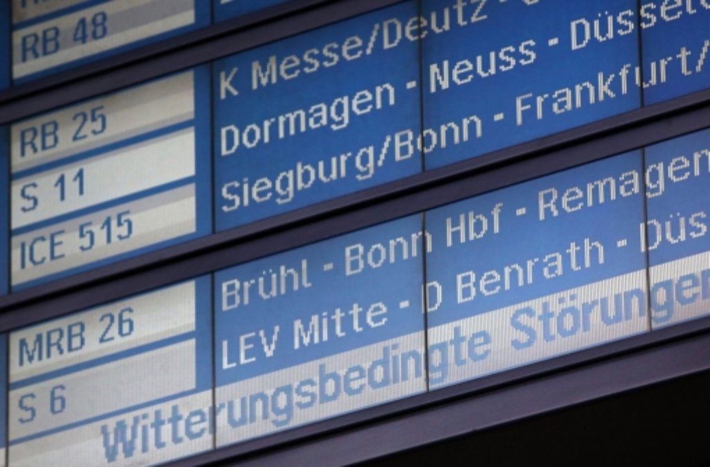 Eine Anzeigetafel im Hauptbahnhof weist in Köln (Nordrhein-Westfalen) auf witterungsbedingte Störungen im Bahnverkehr hin.