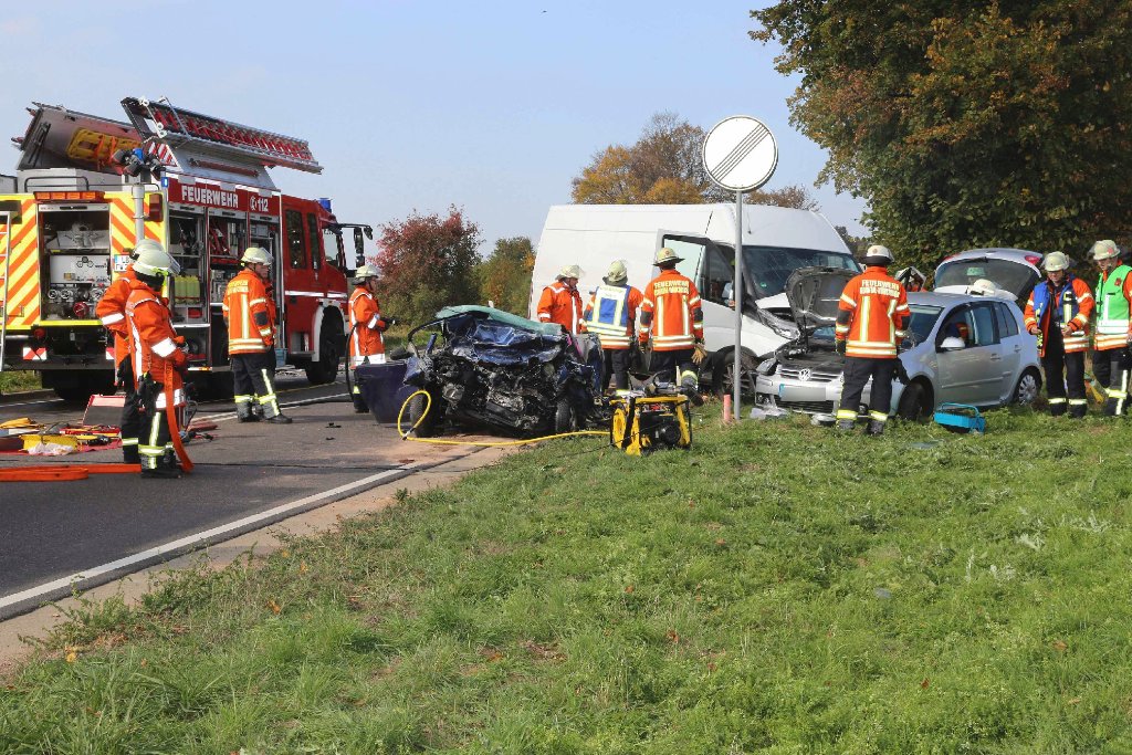 Bei einem schweren Unfall auf der B10 bei Korntal-Münchingen ist am Sonntag eine 82-Jährige ums Leben gekommen.