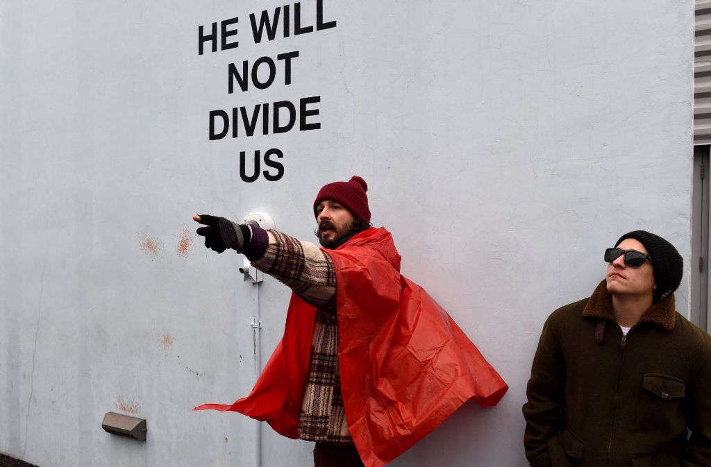 Hollywood-Star Shia LaBeouf mit seinem Kunstprojekt „He will not divide us“, mit dem er nach der Amtseinführung Donald Trumps als US-Präsident begonnen hat.