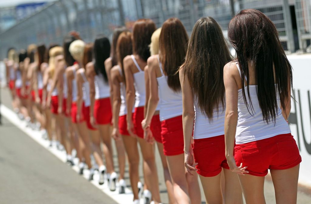 Grid Girls laufen am 30. Mai 2010 während Fahrerparade auf der Rennstrecke beim Großen Preis der Türkei in Istanbul.