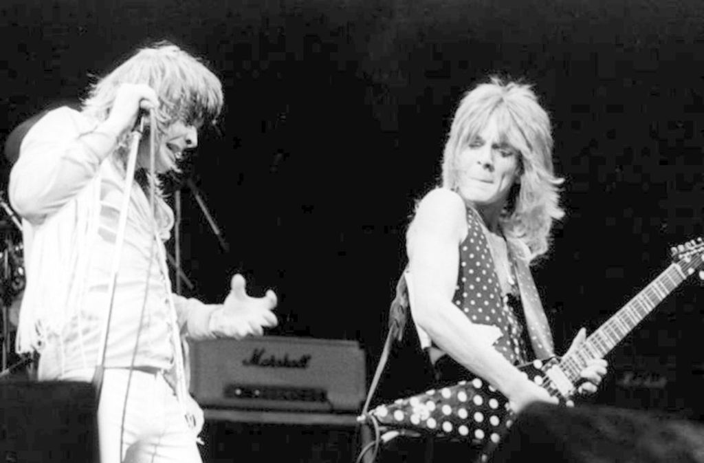 Gemeinsam mit Gitarrist Randy Rhoads (re.) startet Ozzy Osbourne 1979 in seine Karriere als Solokünstler. Der wegweisende Gitarrist stirbt am 19. März 1982 bei einem tragischen Flugzeugunglück. Er wurde nur 25 Jahre alt.