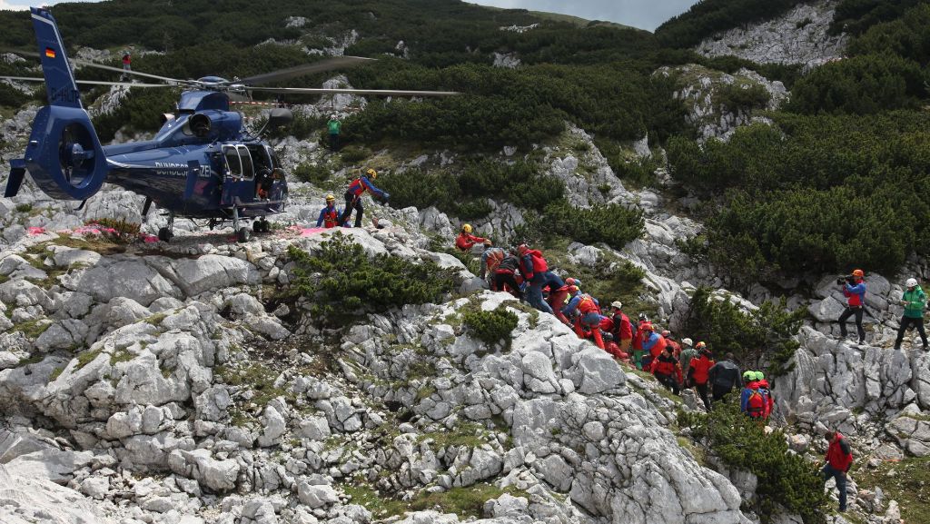 Schweiz: 100 Helfer kämpfen um Zweijährige in Felsspalte