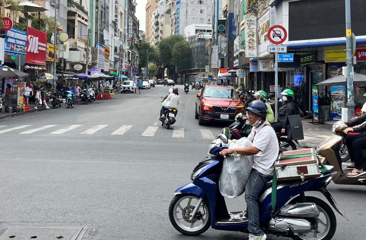 Die Einwohner von Saigon lieben es, Vespa oder Mofa zu fahren.