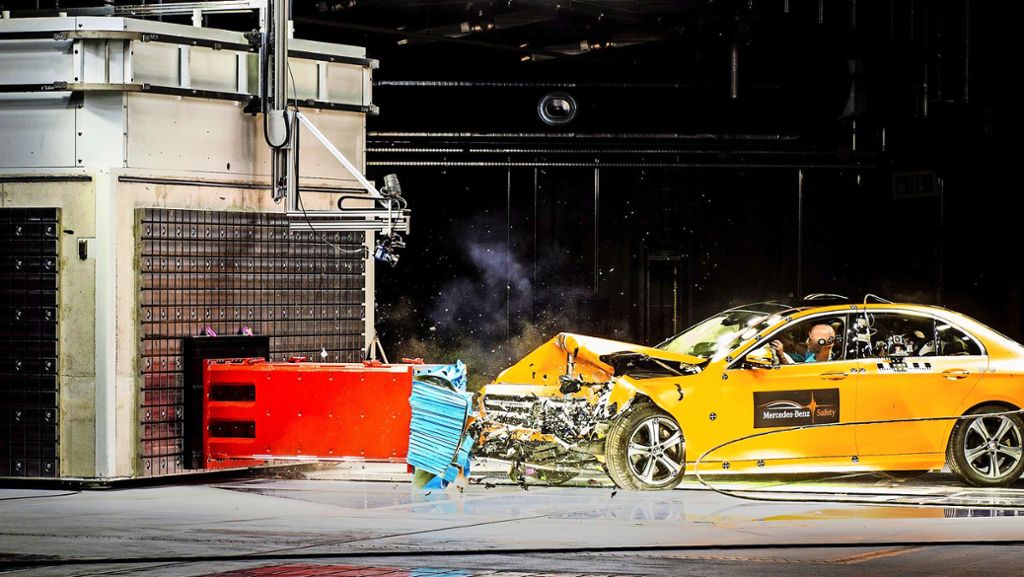 Mercedes-Benz feiert in Sindelfingen: Ein Crash-Zentrum für die Sicherheit