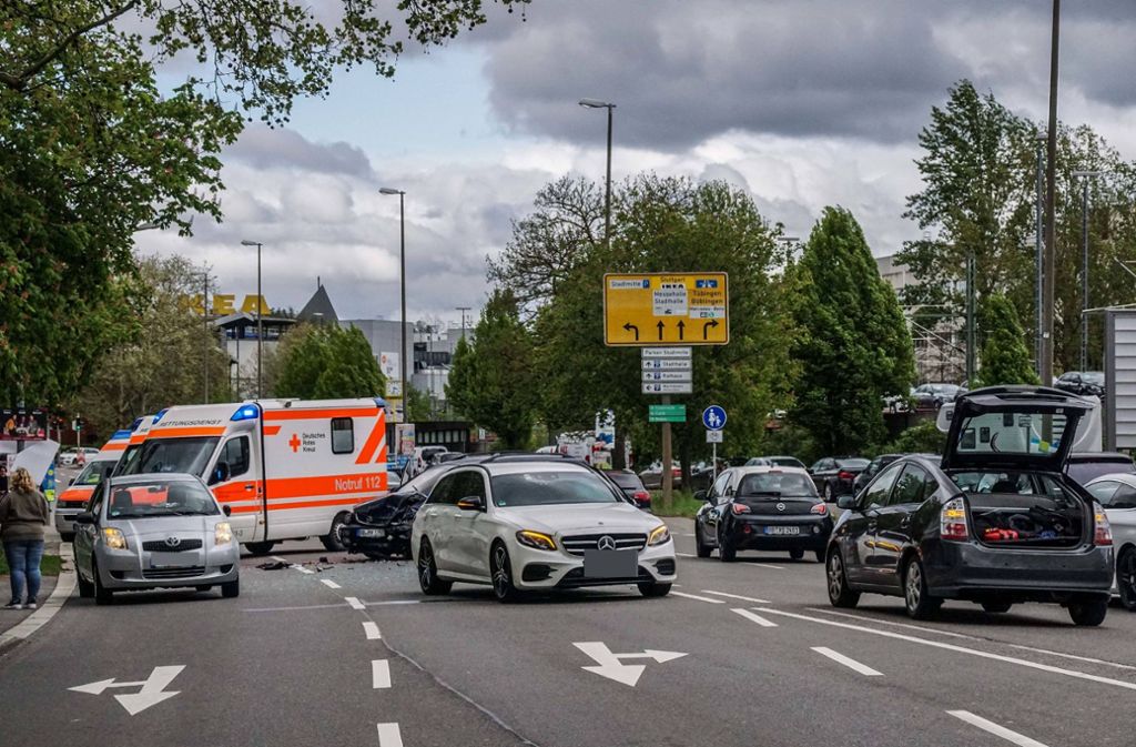 Bei einem Unfall in Sindelfingen wurden sechs Menschen verletzt.