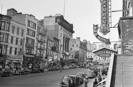 Die 86. Straße im Jahr 1942, rechts die Leuchtreklame für Rudis Brauhaus. Foto: AP