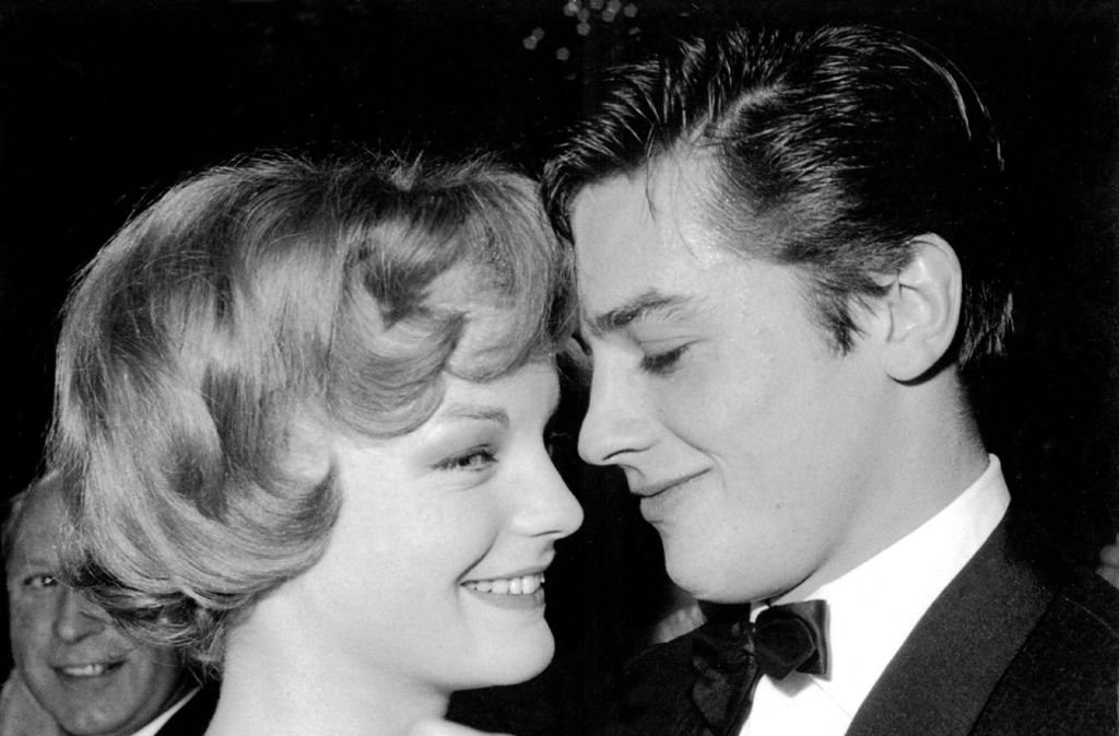 Die gefügige Romy beginnt, ihren eigenen Kopf zu entwickeln: 1958 beginnen die Dreharbeiten zu „Christine“. Die männliche Hauptrolle übernimmt der damals noch unbekannte französische Schauspieler Alain Delon. Die beiden werden nicht nur auf der Leinwand, sondern auch im wirklichen Leben ein Paar.