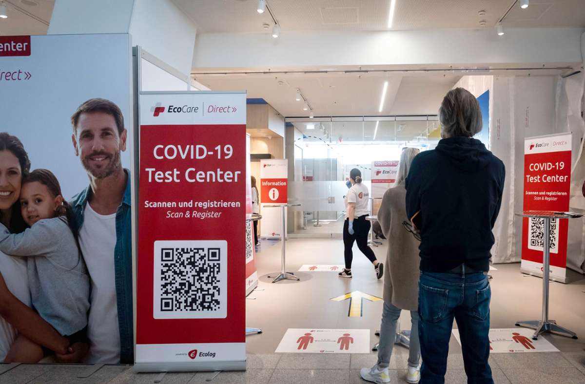 Testen (hier ein Impfzentrum am Flughafen) und Impfen: Darauf gründen sich die Hoffnungen der Flughafenchefs, dass das Reisen wieder besser in Schwung kommt.
