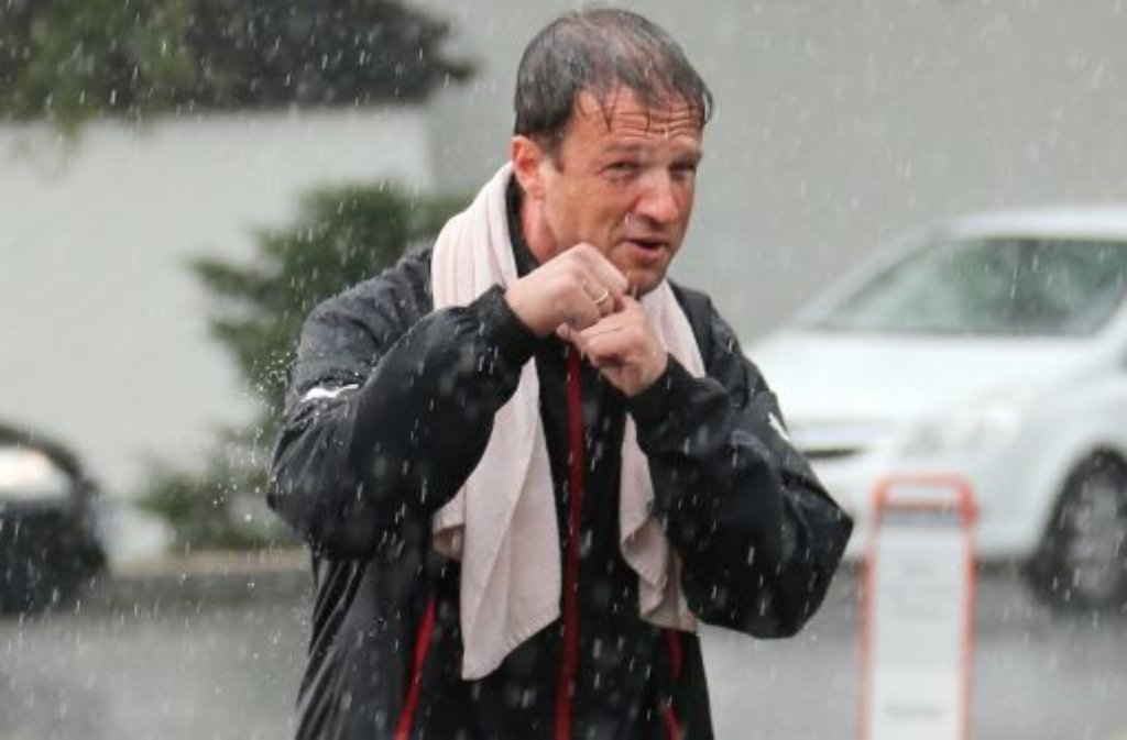 Ein Manager steht im Regen – aber Fredi Bobic will sich mit dem VfB Stuttgart in der anstehenden Saison nicht nass machen lassen. Wie das Training so läuft, sehen Sie in unserer Bildergalerie.