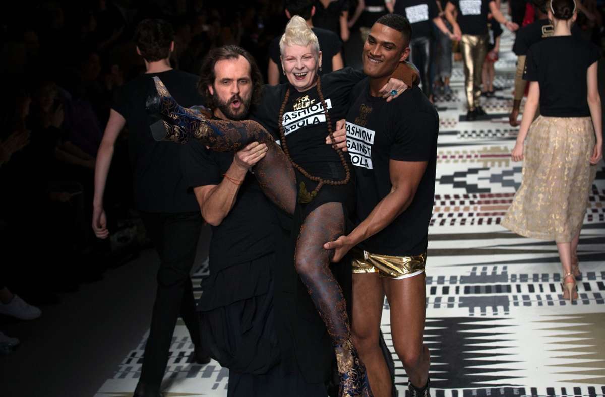 Schrill Vivienne Westwood ist für alle Verrücktheiten zu haben. Bei der Londoner Fashion Week 2015 ließ sie sich von ihrem Ehemann Andreas Kronthaler (links) und einem Model über den Laufsteg tragen.