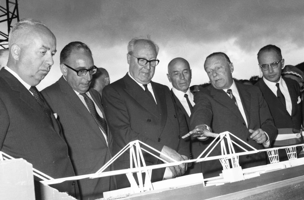 Neben Sarragat (Bildmitte) war auch Brückeningenieur Riccardo Morandi (Zweiter von rechts) anwesend.