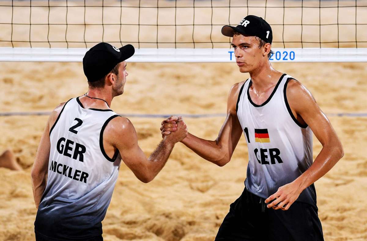 Sonne und Sand sind sie ja gewohnt – aber auch den Beachvolleyballern Clemens Wickler (links) und Julius Thole sind die Hitzestrapazen anzusehen.