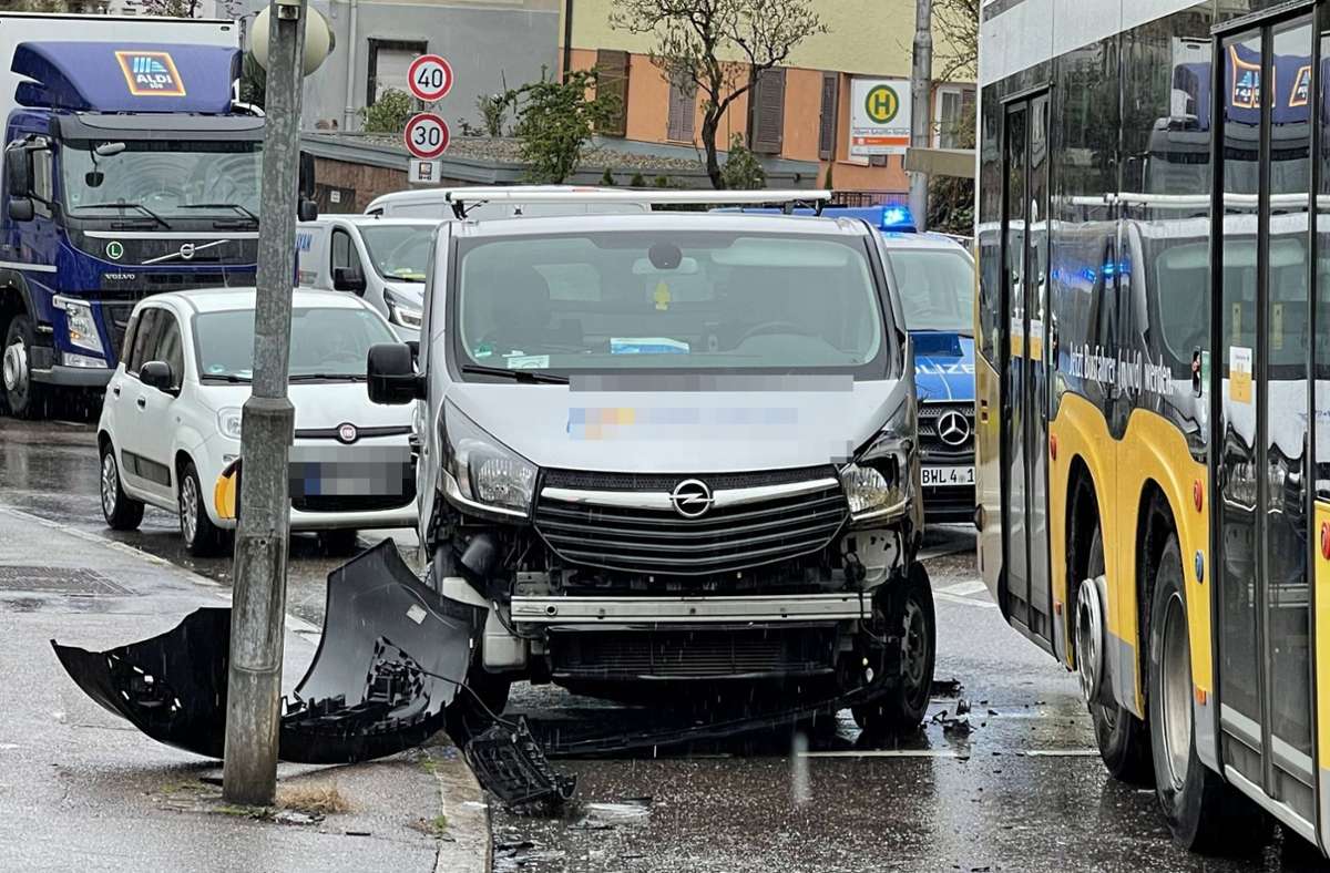 Der Opel-Fahrer war vom Straßenrand losgefahren und mit dem Bus kollidiert.